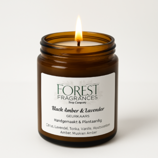 Brandende geurkaars met de geur van amber en lavendel. Gemaakt door Forest Fragrances. Zit in een amberkleurig glas.