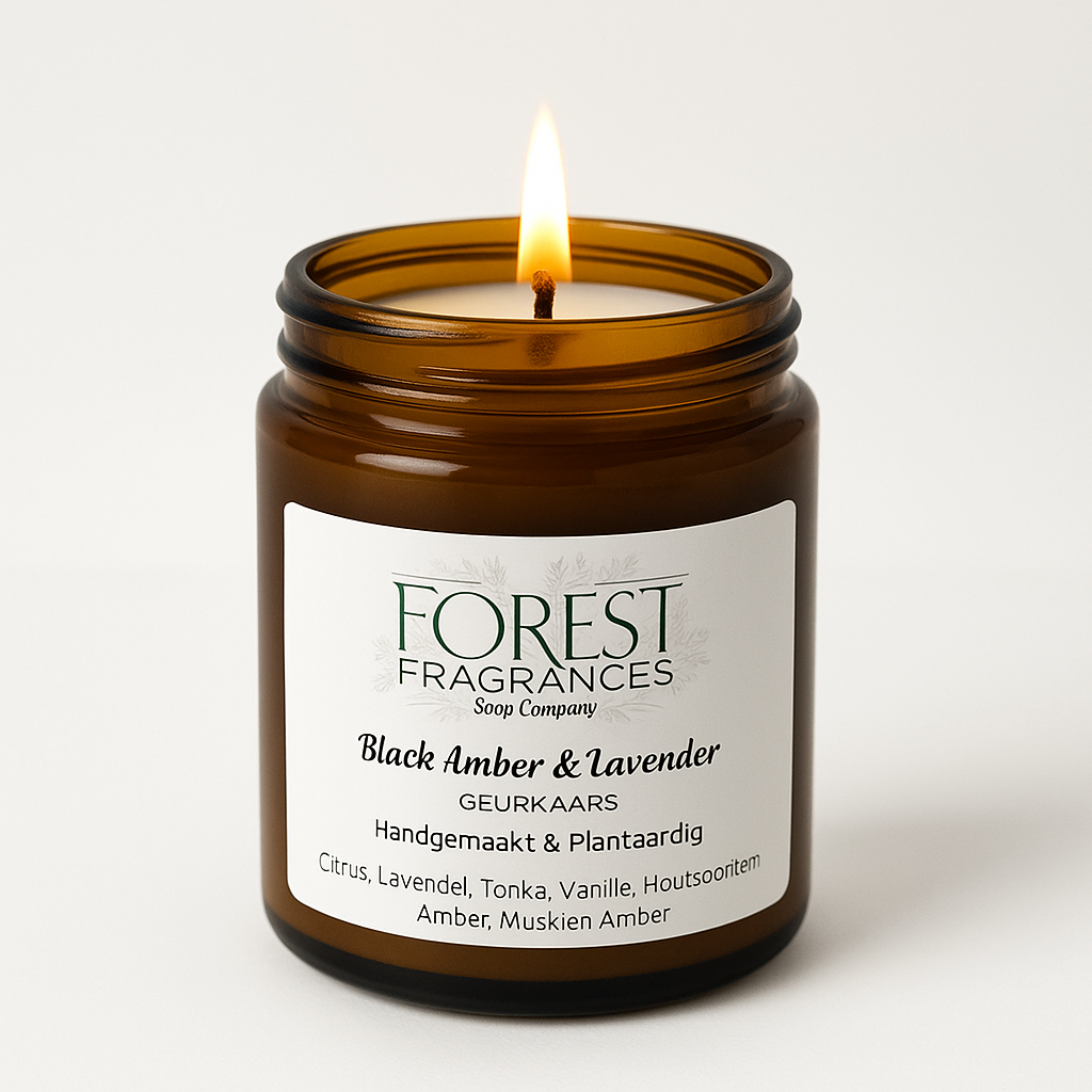 Geurkaars Lavendel en Amber Forest Fragrances plantaardige en vegan geurkaars Brandende geurkaars met de geur van amber en lavendel. Gemaakt door Forest Fragrances. Zit in een amberkleurig glas.