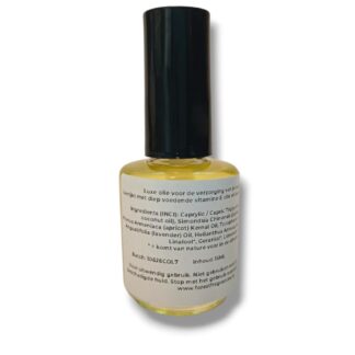 Rond flesje met zwarte dop en wit label. De inhoud is een goudkleurige olie voor de verzorging van je nagelriemen. Gegeurd met de etherische olie van lavendel.